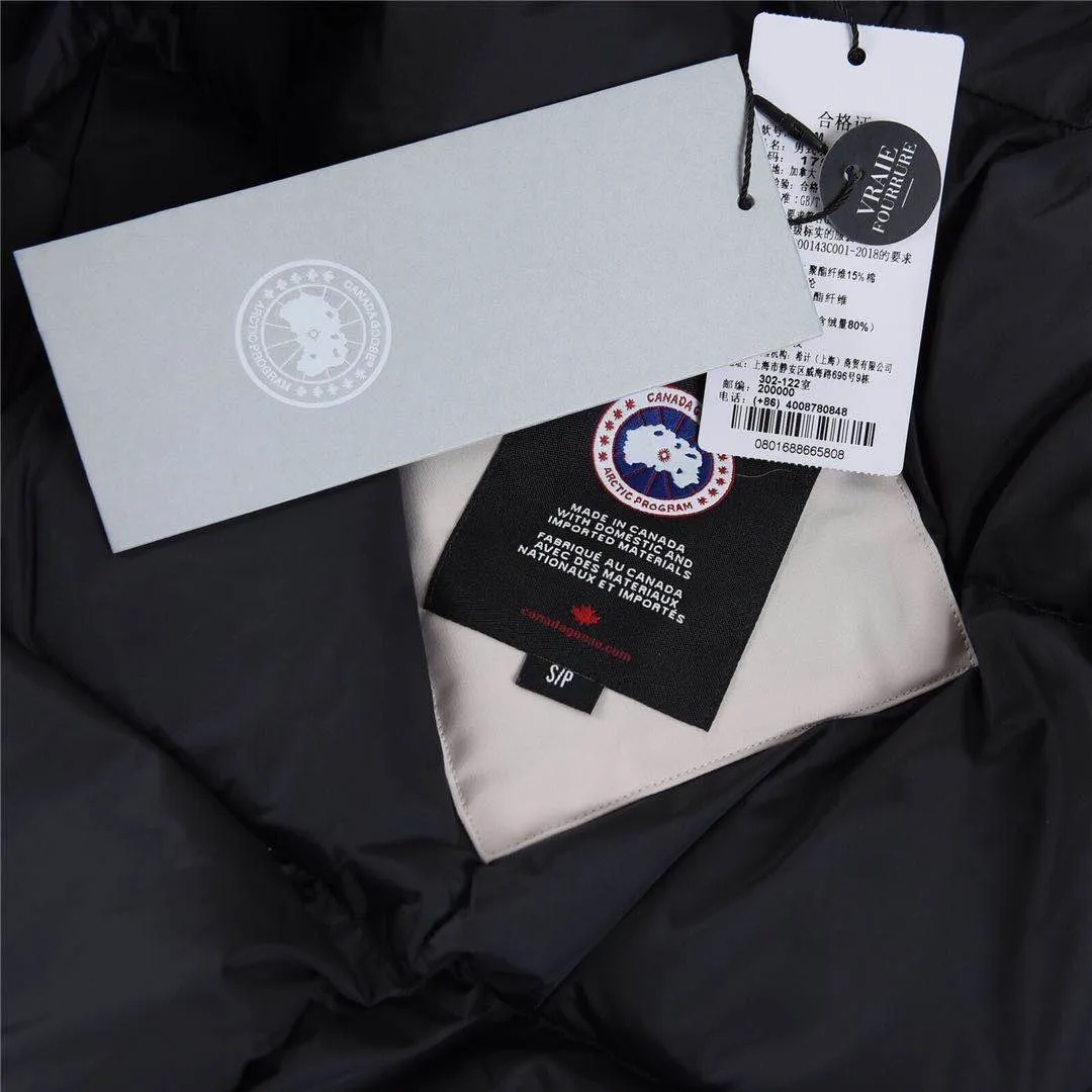 P780 with dust bag) Canada Goose Canada Goose #Expedition expedition parka classic down jacket ➖ Imported 21-count polyester-cotton blended original fabric [last year’s 16-count/18-count hard fabrics have been completely eliminated, this year all use 21-count genuine synchronized fabrics, the soft mid-band feels delicate and textured], genuine synchronized Feather-Light 10D waterproof coated fabric, made of 84.5% polyester fiber and 15.5% cotton, 100% the best feel in the entire network! ➖ The genuine official website is synchronized with the national standard 80 white duck down, you can check the official website customer service, there will never be a series of misleading claims such as 90 down or goose down! ➖ Using the best nylon lining with double double-layer sealing design, velvet-proof No. 7 needle + grid-filled down ready-made garments, there is 100% no so-called velvet running! ➖ The cuffs are designed with thickened seamless threads, and the collar and pockets are lined with top-quality polar fleece to keep you warm and comfortable! ➖ Yoshida YKK provides original custom-made electroplated sliders. YKK two-way lockable zippers are tight and smooth and will not peel off paint! ➖ 3M composite guarantees that the Velcro is the same as the original, durable, and all accessories and hardware are custom-made! ➖ Imported BEHRINGER embroidery machine to customize the 10,000-needle embroidery logo, 98% of which can be reproduced to restore the original logo. You can check and compare on the official website! ➖ The fur collars are all made of large pieces of Western Canadian blue wolf hide, ensuring that each fur collar is 13-15cm wide! 08 models for men and women SIZE: XS S M L XL XXL